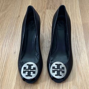 TORY BURCH Sally Peep Toe Wedge Black/Silver Size 9